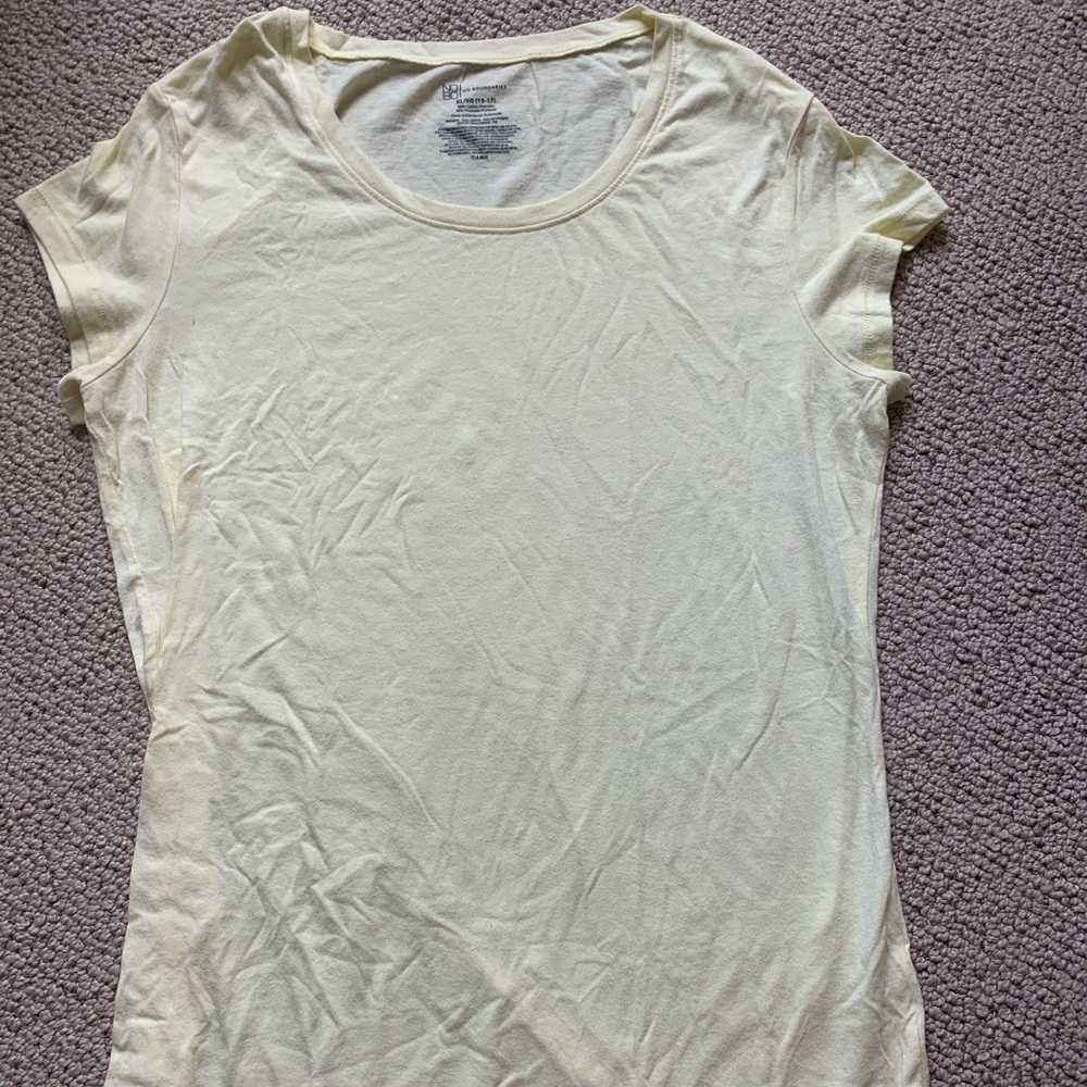 Yellow No-boundaries tshirt.
